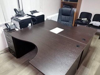 Угловые офисные столы с тумбами